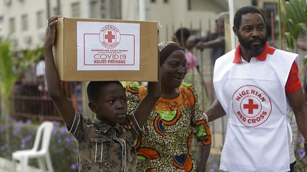 A nigériai vöröskereszt segélyt oszt Lagoszban a kijárási korlátozások alatt élőknek A nigériai vöröskereszt segélyt oszt Lagoszban a kijárási korlátozások alatt élőknek