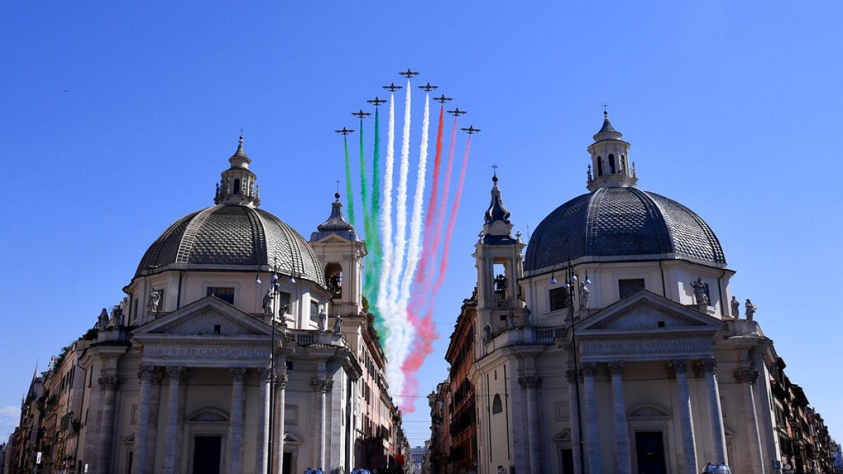 پرچم ایتالیا بر فراز آسمان رم در سالروز شکست فاشیسم