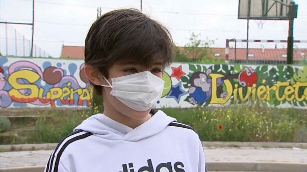 Kinder in Spanien: der erste Spaziergang seit 42 Tagen Kinder in Spanien: der erste Spaziergang seit 42 Tagen