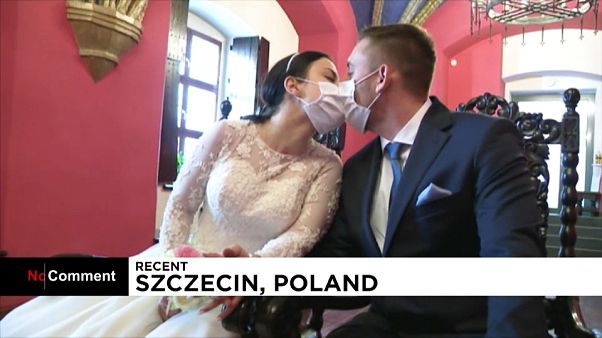 Maszkban csattant az esküvői csók Maszkban csattant az esküvői csók