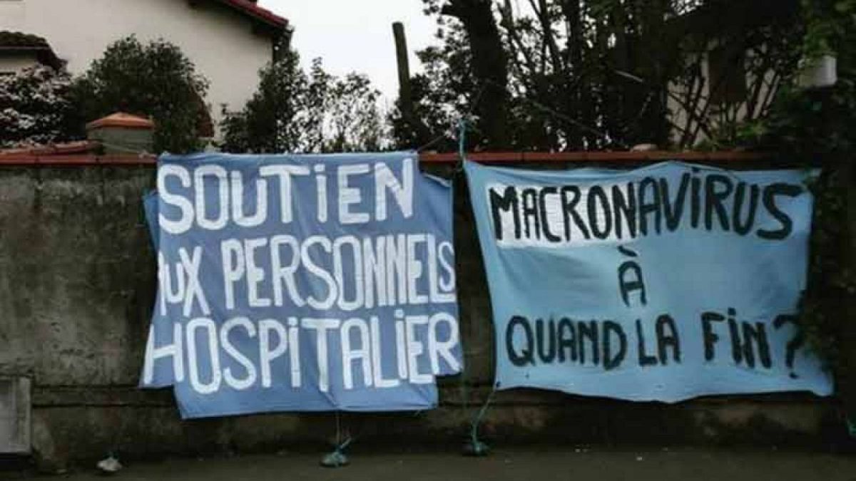 Fransa'da "Macronavirüs" yazılı pankart asan genç kadın dört saat gözaltında tutuldu