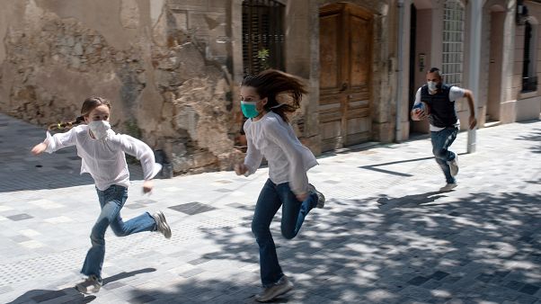 طفلان يركضان في شوارع برشلونة أمس الأحد بعدما سمحت السلطات للأطفال بالخروج لمدة زمنية محددة طفلان يركضان في شوارع برشلونة أمس الأحد بعدما سمحت السلطات للأطفال بالخروج لمدة زمنية محددة