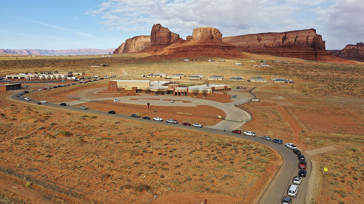 Des Navajos font la queue, au volant de leurs véhicules, pour accéder au centre de santé d'Oljato près de Monument Valley - entre l'Arizona et l'Utah -, le 17 avril 2020