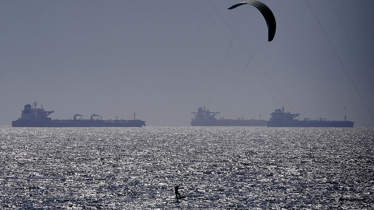 У берегов Калифорнии скопились десятки танкеров