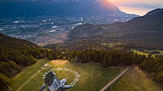 شاهد: قطعة فنية عملاقة عن فيروس كورونا في جبال الألب السويسرية
