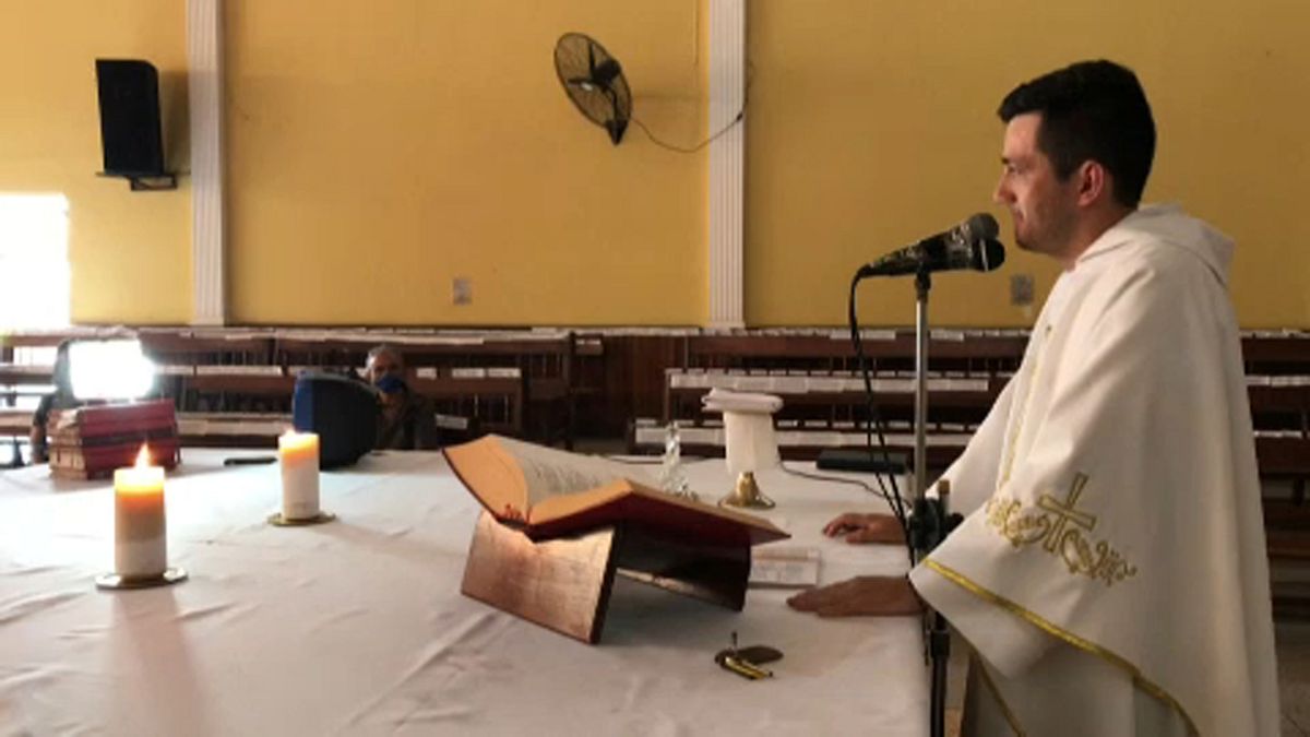شاهد: كنيسة فنزويلية تقيم قداساً عبر مكبرات الصوت بحضور "أسماء مصليها"
