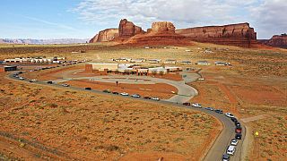 Indios navajos se alinean en sus vehículos para acceder al Centro de Salud Oljato cerca de Monument Valley, Arizona, Utah, el 17 de abril de 2020.