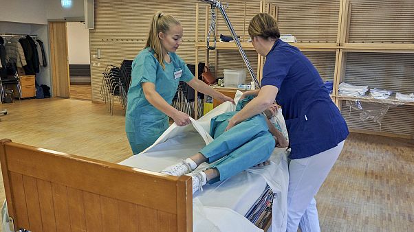 İskandinav Havayolları uçuş görevlileri, koronavirüs salgınıyla mücadele için bakım evlerine ve hastanelere yardıma gönderildi. Görevliler, Stockholm'de temel eğitim aldı İskandinav Havayolları uçuş görevlileri, koronavirüs salgınıyla mücadele için bakım evlerine ve hastanelere yardıma gönderildi. Görevliler, Stockholm'de temel eğitim aldı
