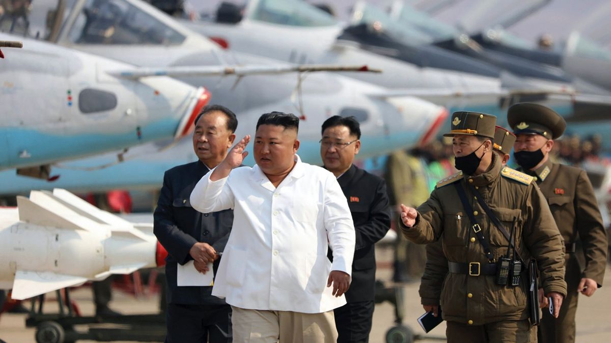 Kim Dzsongun szemlét tart. A közzétevő észak-koreai KCNA szerint a fénykép április 12-én készült.