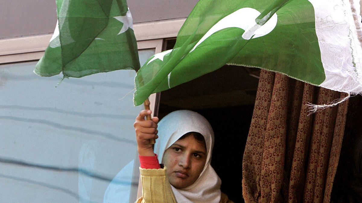 داعية باكستاني يتهم النساء بالتسبب بفيروس كورونا
