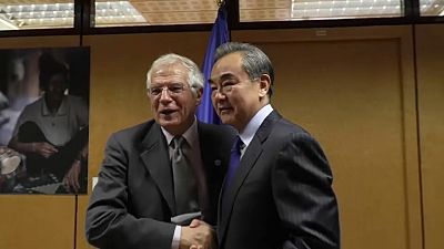 EU-Aussenbeauftragter Borrell mit dem chinesischen Aussenminister