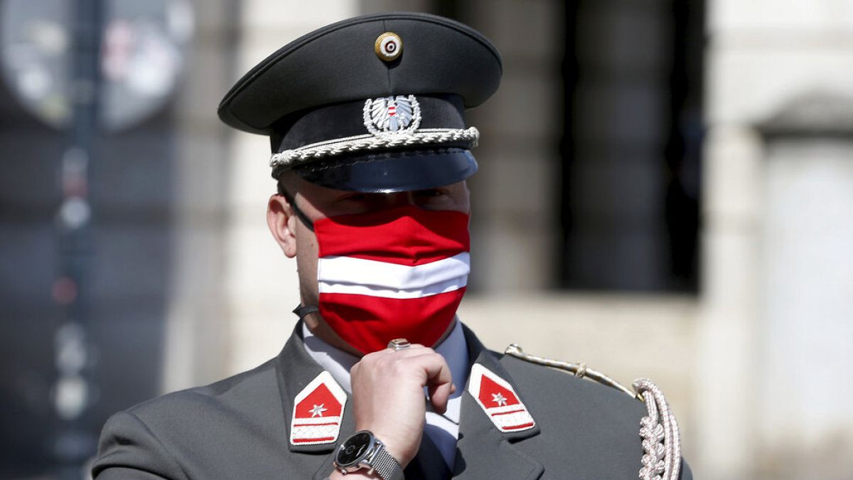 جندي نمساوي يرتدي قناعا واقيا بألوان العلم الوطني النمساوي