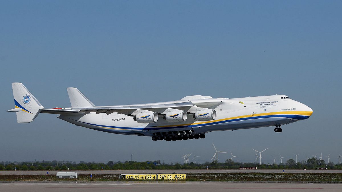 L'Antonov AN-225 se posant sur les pistes de l'Aéroport de Leipzig/Halle, le 27 avril 2020.