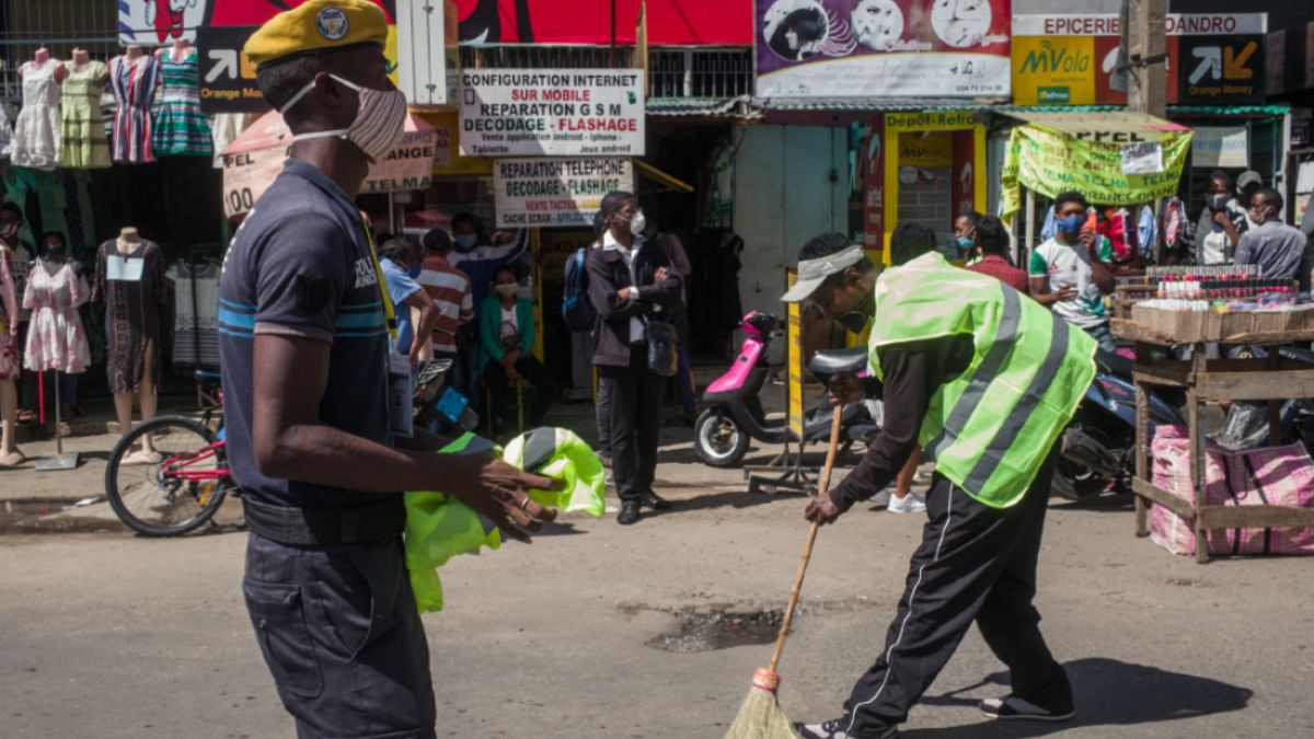 كنس الشوارع عقوبة من لا يرتدي كمامة في دولة إفريقية 
