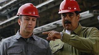 Venezuella Devlet Başkanı Maduro yeni Petrol Bakanı Tareck El Aissami (solda) ile birlikte