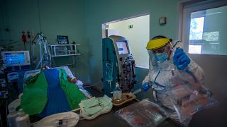 A koronavírussal fertőzött betegek fogadására kialakított intenzív osztály a Szent László Kórházban