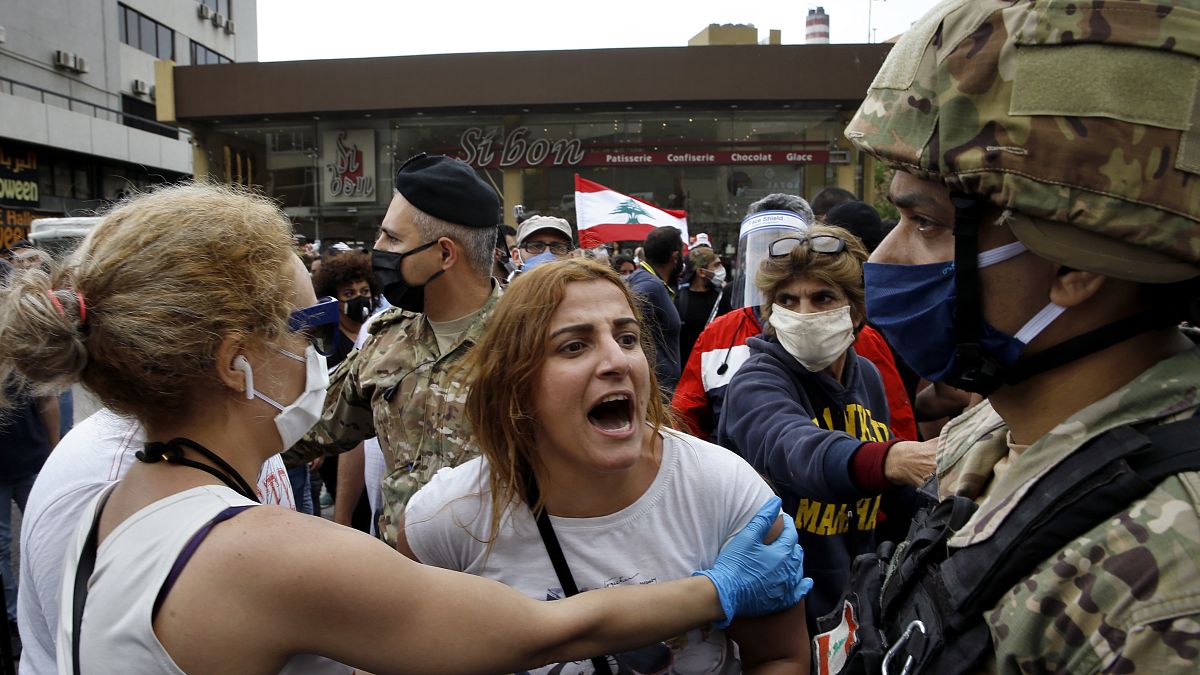 معترضان به وضعیت اقتصادی در شهرهای مختلف لبنان به خیابان‌ها آمدند