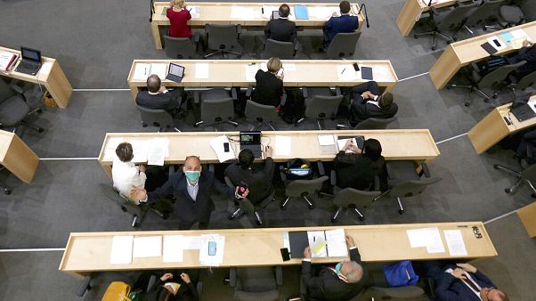 Abstand halten gilt weiter als wichtigste Maßnahme gegen die Ausbreitung des Coronavirus. Abstand halten gilt weiter als wichtigste Maßnahme gegen die Ausbreitung des Coronavirus.
