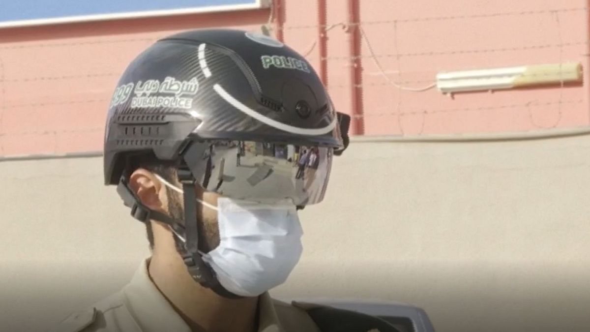 کلاه هوشمند پلیس  امارات برای سنجش دمای  ۲۰۰ نفر در یک دقیقه