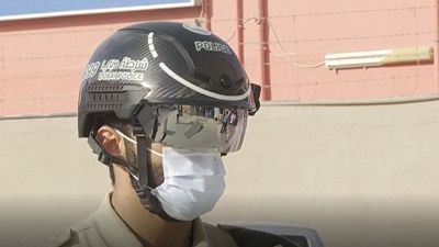 کلاه هوشمند پلیس  امارات برای سنجش دمای  ۲۰۰ نفر در یک دقیقه