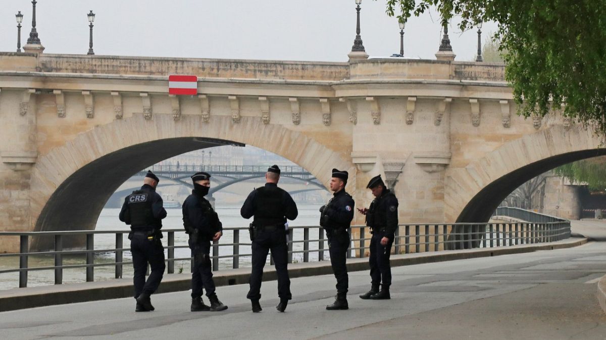 إيقاف شرطيين فرنسيين عن العمل بعد توجيههما إهانة عنصرية لموقوف في ضواحي باريس