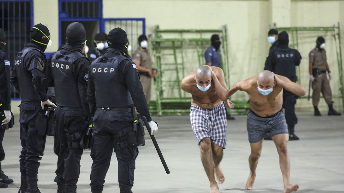 Policías y reclusos con mascarillas en la prisión de Izalco 
