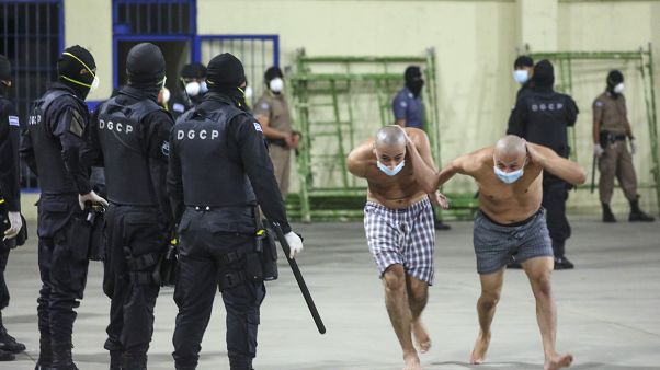Policías y reclusos con mascarillas en la prisión de Izalco Policías y reclusos con mascarillas en la prisión de Izalco