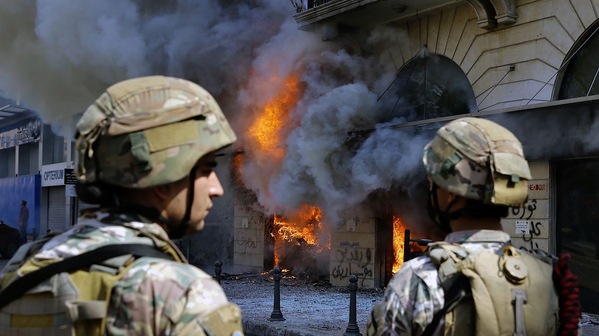 Lübnan'ın Trablusşam kentinde bazı bankalar ateşe verilmesinin ardından asker, göstericilere müdahale etti