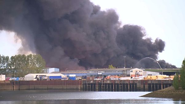 Großbrand in Bremen: Schwarze Rauchschwaden über der Stadt Großbrand in Bremen: Schwarze Rauchschwaden über der Stadt