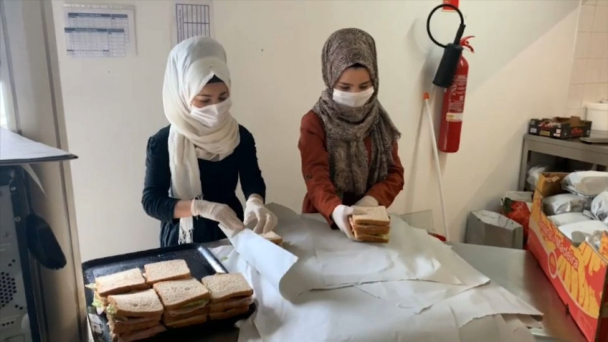 Беженцы-волонтеры помогают заболевшим коронавирусом