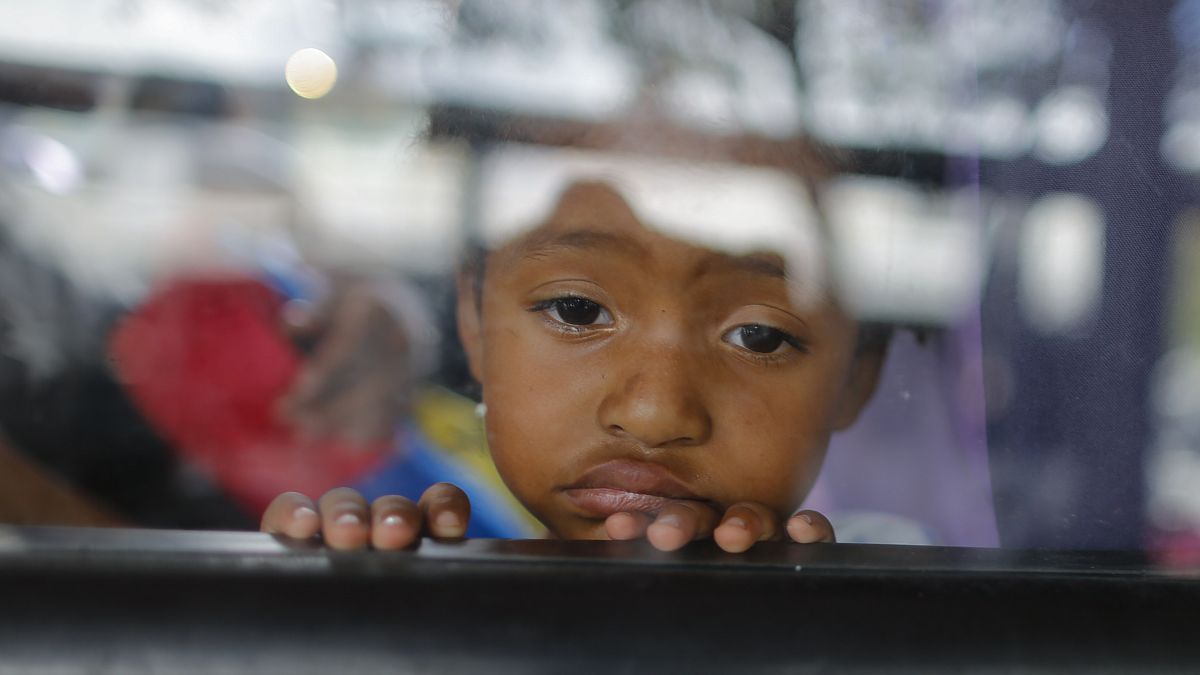 ABD yaptırımlarına hedef olan Venezuela'nın başkenti Karakas'ta otobüsten dışarı bakan bir kız çocuğu