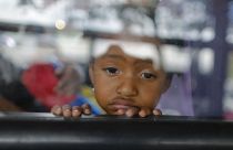 ABD yaptırımlarına hedef olan Venezuela'nın başkenti Karakas'ta otobüsten dışarı bakan bir kız çocuğu