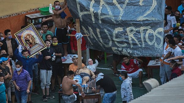Peru'nun Lima kentindeki bir hapishanede isyan çıkaran mahkumlar Covid-19'dan hayatını kaybetmiş bir arkadaşlarının etrafında toplandı Peru'nun Lima kentindeki bir hapishanede isyan çıkaran mahkumlar Covid-19'dan hayatını kaybetmiş bir arkadaşlarının etrafında toplandı