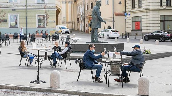Covid-19 önlemleri kalktı, Vilnius meydanları 'açık hava kafelerine' dönüştü Covid-19 önlemleri kalktı, Vilnius meydanları 'açık hava kafelerine' dönüştü