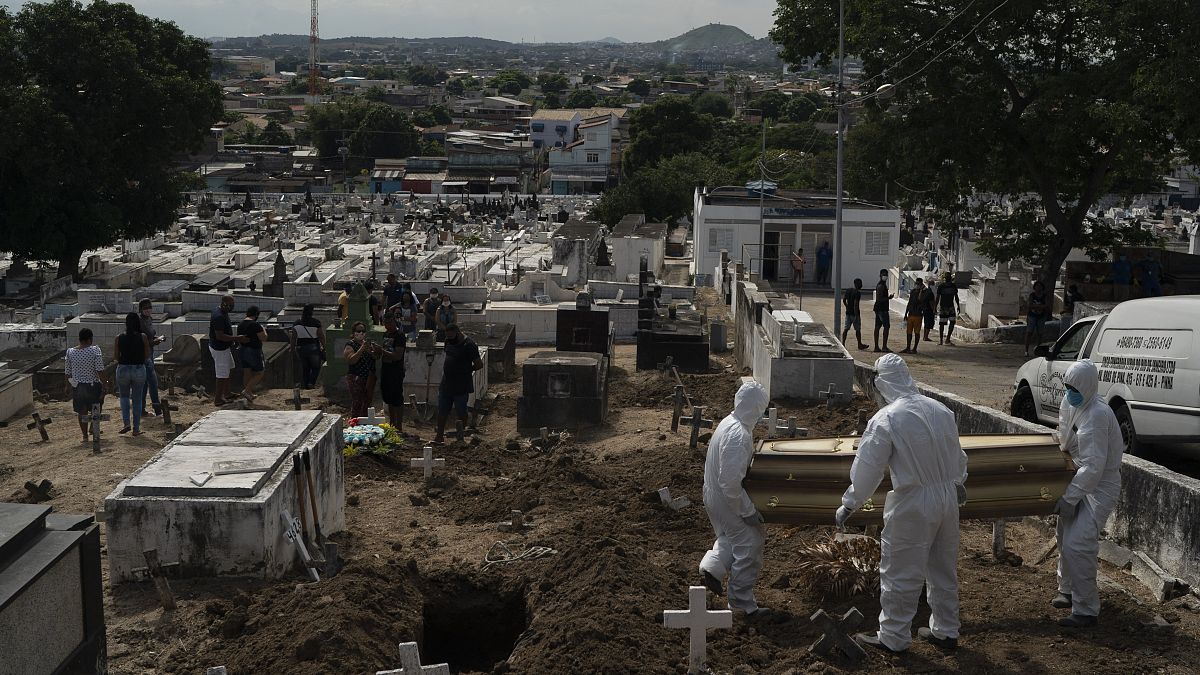  طواقم متخصصة في مقبرة ريو دي جانيرو بالبرازيل تقوم بدفن المتوفين جراء الإصابة بكوفيد-19