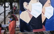 معلقات اشهارية في العاصمة الإندونيسية جاكرتا تذكر بضوررة وضع القناع خارج البيوت - 2020/04/27
