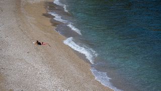 Napozó nő a horvát tengerparton