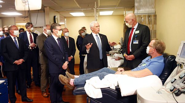 Mike Pence und Dr.Micheal Joiner sprechen mit Patienten, die das Coronavirus überstanden haben. Mike Pence und Dr.Micheal Joiner sprechen mit Patienten, die das Coronavirus überstanden haben.