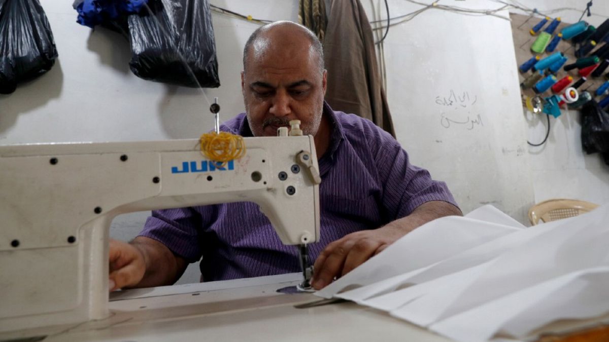Γάζα: Μαζική παραγωγή μασκών 