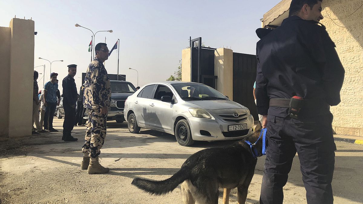 عدد من أفراد الأمن الأردني يحرسون عند المعبر الحدودي جابر مع سوريا. 15/10/2018