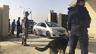 عدد من أفراد الأمن الأردني يحرسون عند المعبر الحدودي جابر مع سوريا. 15/10/2018