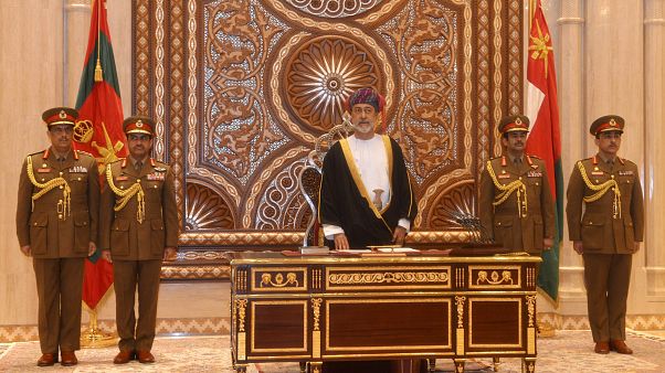 سلطنة عمان تأمر شركاتها الحكومية باستبدال العمال الأجانب بمواطنين سلطنة عمان تأمر شركاتها الحكومية باستبدال العمال الأجانب بمواطنين