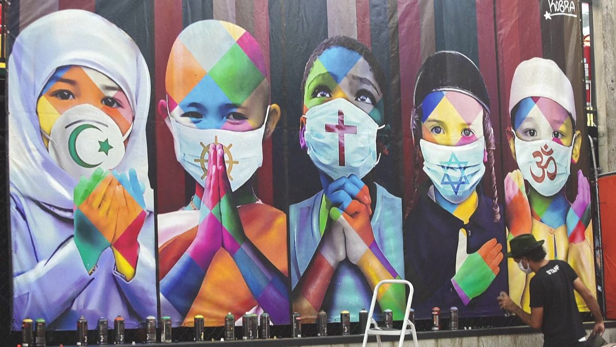شاهد: جدارية في زمن كورونا تظهر ترابط وتوحد الأديان في مواجهة الوباء