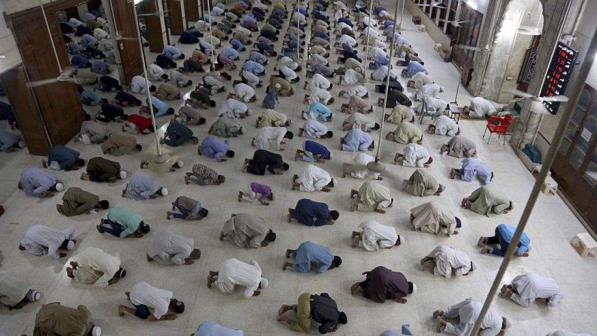 Nicht in allen Ländern sind Moscheen offen, dabei ist das kollektive Gebet in der Moschee abends und am Freitag Brauch.