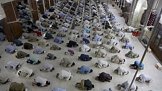 Nicht in allen Ländern sind Moscheen offen, dabei ist das kollektive Gebet in der Moschee abends und am Freitag Brauch.