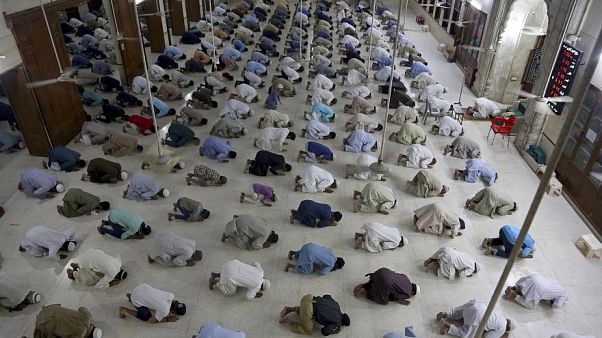 Nicht in allen Ländern sind Moscheen offen, dabei ist das kollektive Gebet in der Moschee abends und am Freitag Brauch. Nicht in allen Ländern sind Moscheen offen, dabei ist das kollektive Gebet in der Moschee abends und am Freitag Brauch.