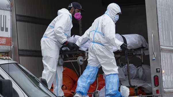 New York'ta kamyonlarda bulunan 60 ceset dondurucu özelliği olan başka araçlara taşındı New York'ta kamyonlarda bulunan 60 ceset dondurucu özelliği olan başka araçlara taşındı