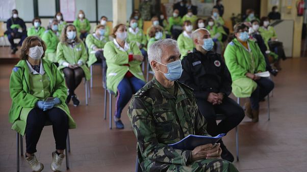 Militares formam assistentes operacionais nas escolas portuguesas Militares formam assistentes operacionais nas escolas portuguesas