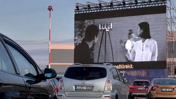 Vilnius, drive-in all'aeroporto. "Al cinema nonostante il blocco" Vilnius, drive-in all'aeroporto. "Al cinema nonostante il blocco"