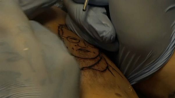 Tegnell als Corona-Tattoo in Schweden: "Das Gesicht 2020" Tegnell als Corona-Tattoo in Schweden: "Das Gesicht 2020"